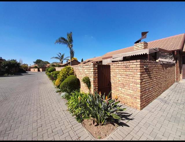 2 BEDROOM TOWNHOUSE FOR SALE IN ELDORAIGNE